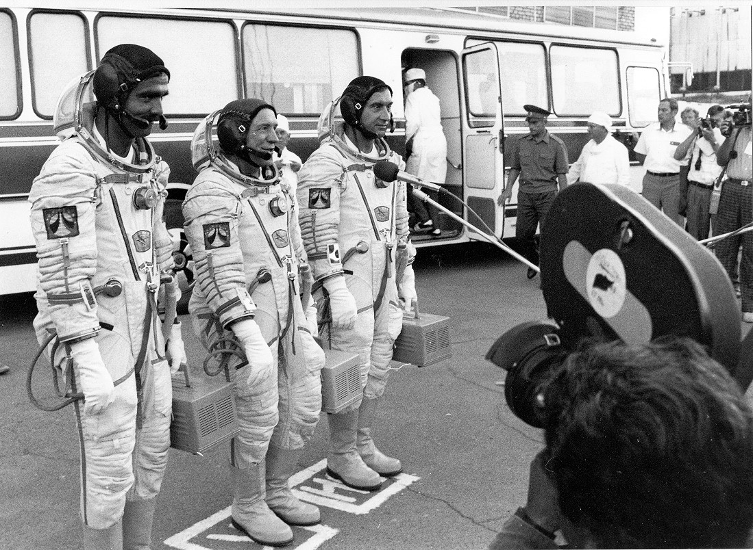 Crew Sojus TM-6 auf dem Weg zum Start