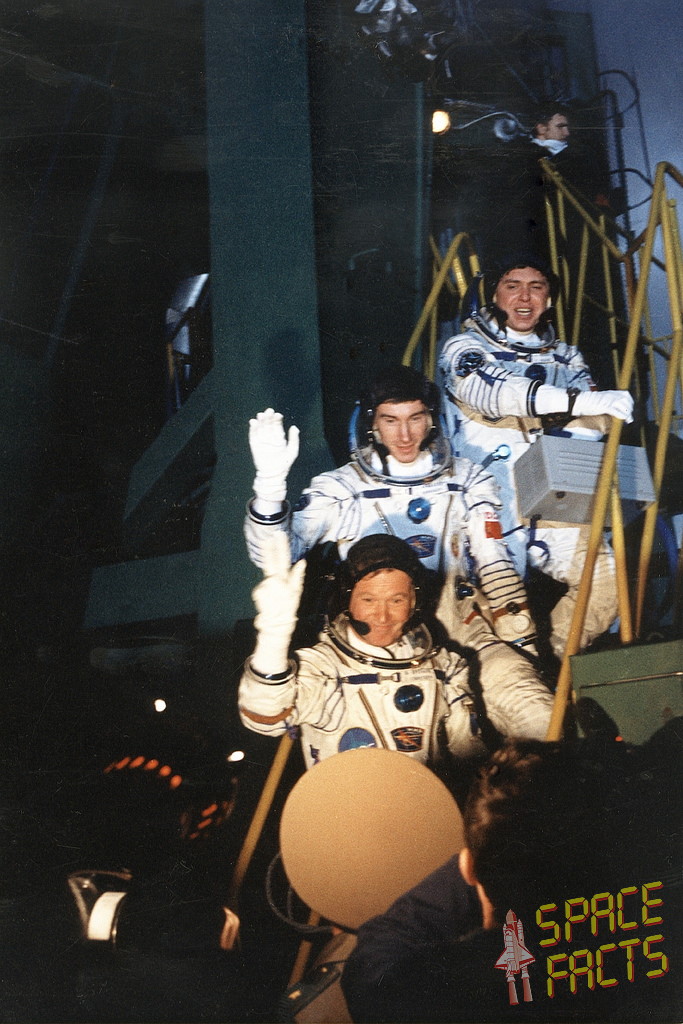 Crew Sojus TM-7 auf dem Weg zum Start