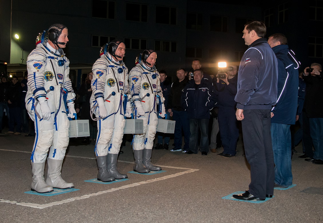 Crew Soyuz TMA-12M walkout