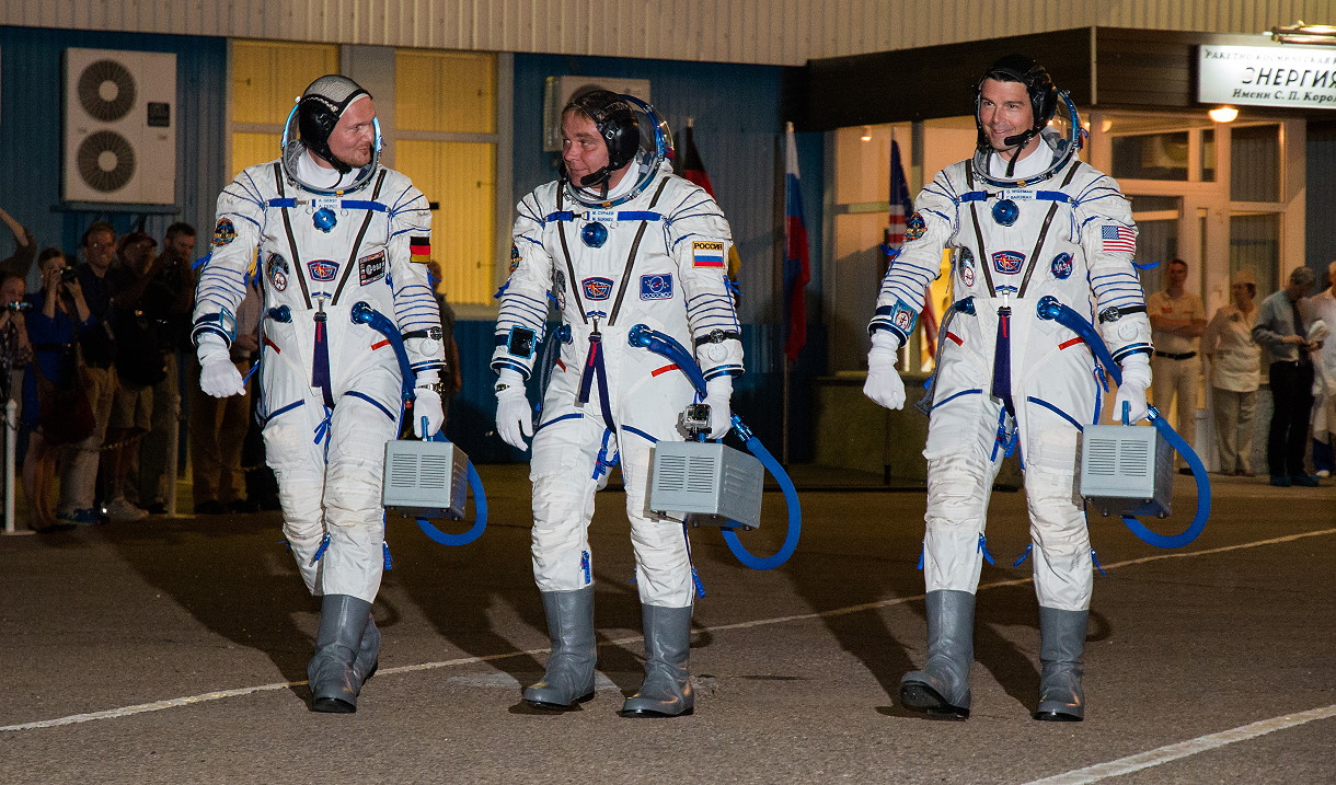 Crew Soyuz TMA-13M walkout