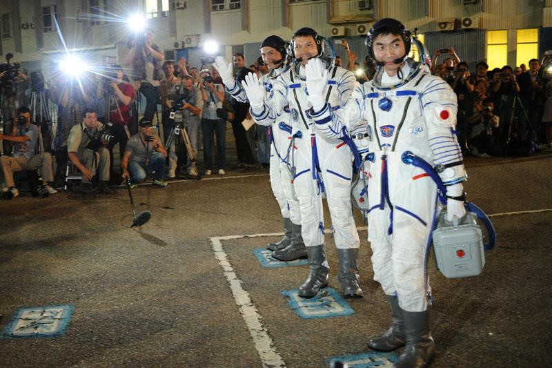 Crew Soyuz TMA-17M walkout