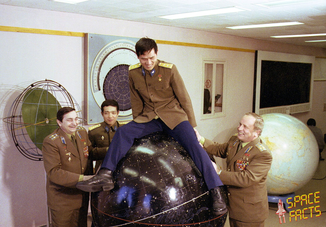 Crew Soyuz 37 (prime and backup)